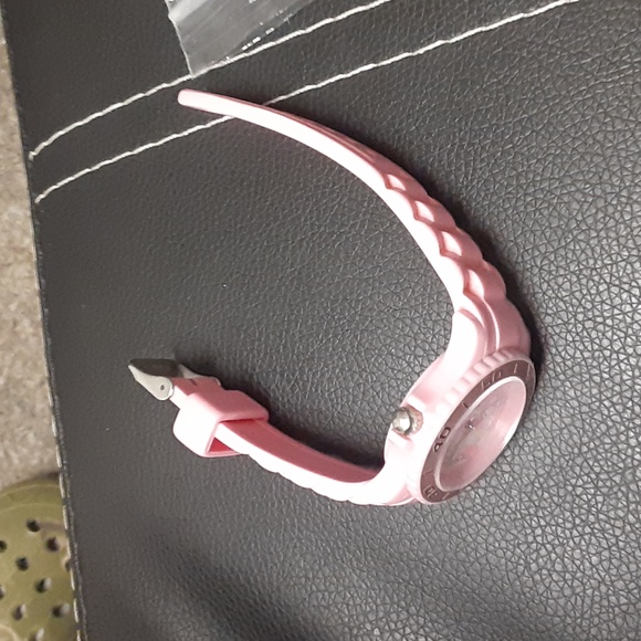 WOMANS PINK CAMOUFLAGE WATCH NRMINT CONDITION - Picture 4 of 7